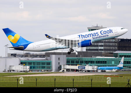 Thomas Cook Scandinavia Airbus A330-200 salite lontano dalla pista 05L all'aeroporto di Manchester. Foto Stock