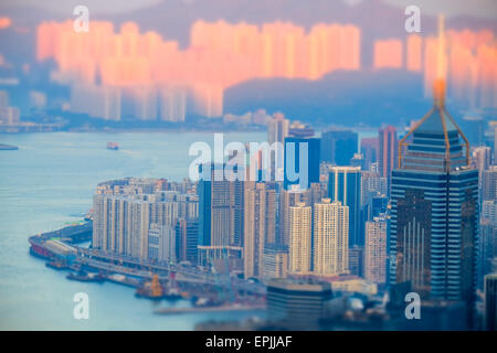 Tilt Shift vista aerea panorama della skyline di Hong Kong e del porto di Victoria al tramonto. Le destinazioni di viaggio Foto Stock