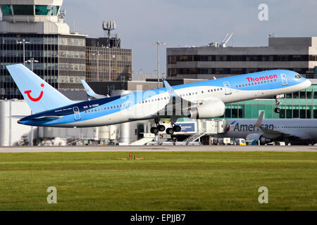 Thomson Airways Boeing 757-200 si arrampica lontano dalla pista 05L all'aeroporto di Manchester. Foto Stock