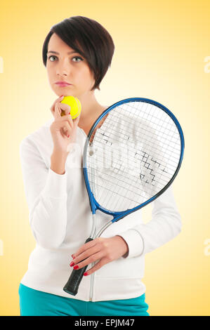 Ragazza giovane con la racchetta da tennis e bal isolato su bianco Foto Stock