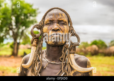 Guerriero dalla tribù africana Mursi con corna tradizionali nel Parco Nazionale di Mago, Etiopia Foto Stock