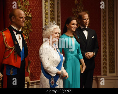 Londra, Regno Unito. 29 apr, 2015. Le figure di cera del principe Filippo e la Regina Elisabetta II, Caterina, duchessa di Cambridge e del principe Guglielmo duca di Cambridge nel museo della cera a Londra, Inghilterra, 29 aprile 2015. Foto: Jens Kalaene/dpa/Alamy Live News Foto Stock