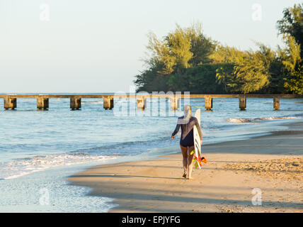 Surfista femmina da Pier di Hanalei Foto Stock