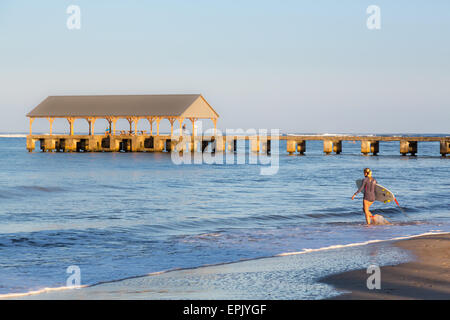 Surfista femmina da Pier di Hanalei Foto Stock
