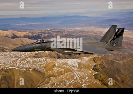 Stati Uniti Air Force F-15 Eagle fighter aircraft in volo Novembre 7, 2013 vicino a Fresno, California. Il volo ha segnato il completamento del 144Fighter ali la conversione dal F-16 Fighting Falcon ai F-15 per uso in sua difesa aerea di missione. Foto Stock