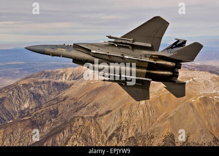 Stati Uniti Air Force F-15 Eagle fighter aircraft in volo Novembre 7, 2013 vicino a Fresno, California. Il volo ha segnato il completamento del 144Fighter ali la conversione dal F-16 Fighting Falcon ai F-15 per uso in sua difesa aerea di missione. Foto Stock