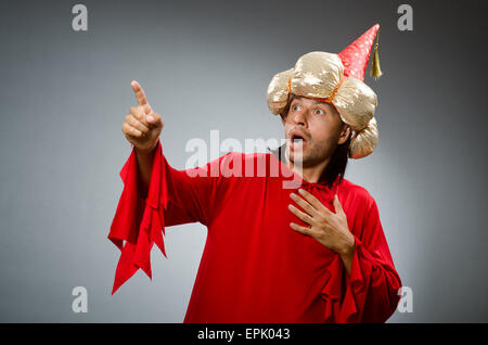 Procedura guidata di divertenti indossando abito rosso Foto Stock