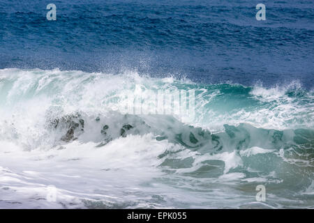 Moto congelati della grande onda sulla spiaggia Foto Stock