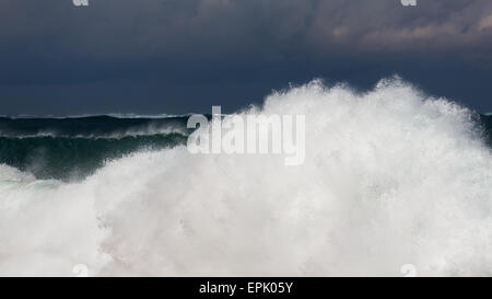 Moto congelati della grande onda sulla spiaggia Foto Stock