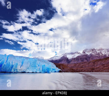 Blu Grigio ghiaccio è riflessa nel lago Foto Stock