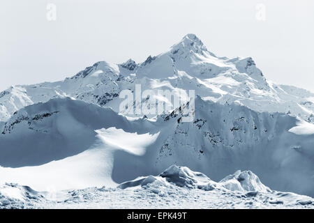 Montagne di neve in nuvoloso meteo Foto Stock