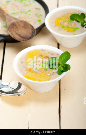Sostanziosa del Medio Oriente e ceci Zuppa di orzo Foto Stock