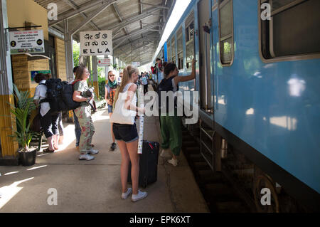 In treno arrivando alla piattaforma della stazione ferroviaria Ella, Badulla District, provincia di Uva, Sri Lanka, Asia Foto Stock