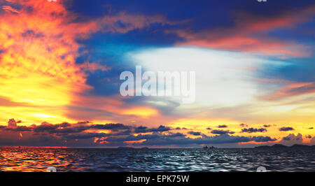 Bellissimo tramonto sul mare, koh Lanta, Thailandia Foto Stock