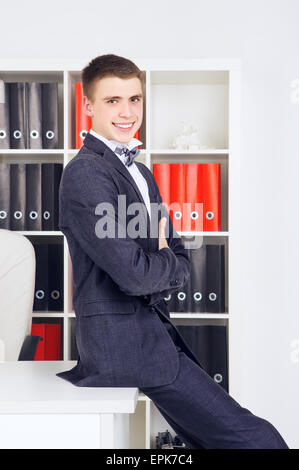 Fiducioso giovane imprenditore bello nel suo ufficio Foto Stock