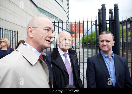 Tribunali Laganside, Belfast, Regno Unito. 19 Maggio, 2015. Robin Allen QC (L), Michael Wardlow(C) dalla Commissione Uguaglianza e Gareth Lee (R) che ha preso un caso contro Ashers panetteria che si è rifiutato di preparare una torta con la motivazione del loro credo religioso. Credito: Bonzo Alamy/Live News Foto Stock