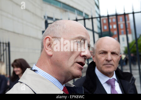 Tribunali Laganside, Belfast, Regno Unito. 19 Maggio, 2015. Robin Allen QC (L) e Michael Wardlow(C) dalla Commissione Uguaglianza che ha rappresentato Gareth Lee che ha preso un caso contro il panificio Ashers dopo che hanno rifiutato di preparare una torta con la motivazione del loro credo religioso. Credito: Bonzo Alamy/Live News Foto Stock