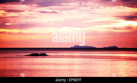 Bellissimo tramonto sul mare, koh Lanta, Thailandia Foto Stock