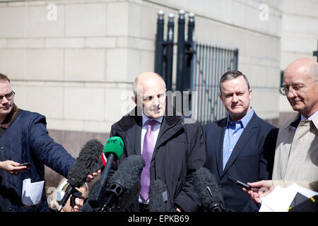 Tribunali Laganside, Belfast, Regno Unito. 19 Maggio, 2015. Michael Wardlow dalla Commissione Uguaglianza con Gareth Lee (R) che ha preso un caso contro Ashers panetteria che si è rifiutato di preparare una torta con la motivazione del loro credo religioso. Credito: Bonzo Alamy/Live News Foto Stock