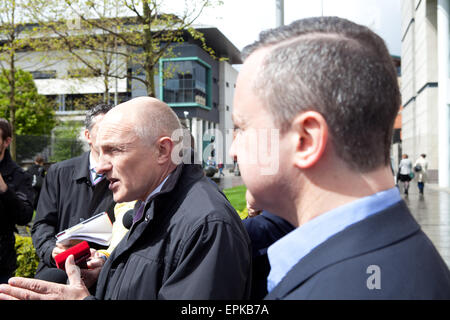 Tribunali Laganside, Belfast, Regno Unito. 19 Maggio, 2015. Michael Wardlow dalla Commissione Uguaglianza con Gareth Lee (R) che ha preso un caso contro Ashers panetteria che si è rifiutato di preparare una torta con la motivazione del loro credo religioso. Credito: Bonzo Alamy/Live News Foto Stock