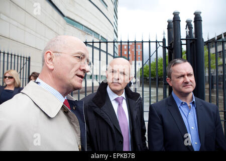 Tribunali Laganside, Belfast, Regno Unito. 19 Maggio, 2015. Robin Allen QC (L), Michael Wardlow(C) dalla Commissione Uguaglianza e Gareth Lee (R) che ha preso un caso contro Ashers panetteria che si è rifiutato di preparare una torta con la motivazione del loro credo religioso. Credito: Bonzo Alamy/Live News Foto Stock