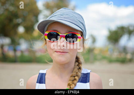 Ragazza in denim cappello e occhiali da sole Foto Stock