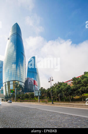 Baku - MARZO 10, 2014: torri a fiamma su Marzo 10 in Azerbaigian, Baku. Torri a fiamma sono nuovi grattacieli di Baku Foto Stock