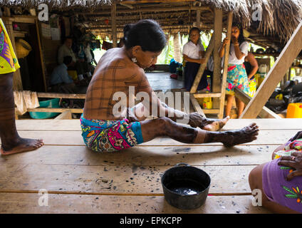 Panama, Provincia di Darien, Bajo Chiquito, donna dei nativi Indiani della tribù Embera Ceremonially è decorata con Jagua Bodypaint Foto Stock