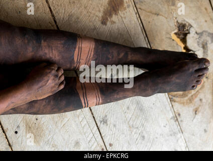 Panama, Provincia di Darien, Bajo Chiquito, donna dei nativi Indiani della tribù Embera Ceremonially è decorata con Jagua Bodypaint Foto Stock