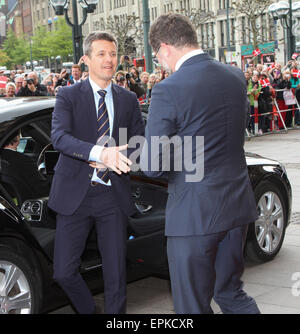 Frederik André Henrik Christian, Kronprinz zu Daenemark, Graf von Monpezat ist der daenische Thronfolger mit vorm Hamburger Rathaus auf der Senatstreppe beim Besuch in der Freien und Hansestadt Hamburg am Dienstag 19.Mai 2015 ad Amburgo/picture alliance Foto Stock