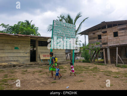 Panama, Provincia di Darien, Bajo Chiquito, Embera tribù entrata del villaggio Foto Stock