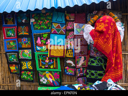 Panama e isole San Blas, Mamitupu, Kuna donna in abiti tradizionali vendono colorata cucita a mano la Kuna Indian Molas Foto Stock