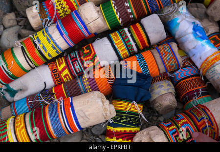 Panama e isole San Blas, Mamitupu, Kuna Indian bracciali Foto Stock