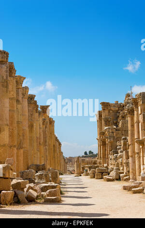 Il Cardo Maximus street in Jerash rovine della Giordania Foto Stock
