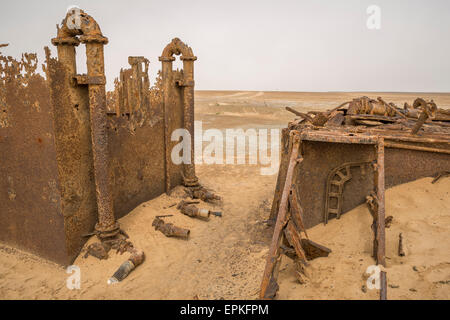 Arrugginimento oil rig abbandonati nel deserto, Skeleton Coast, Namibia, Africa Foto Stock