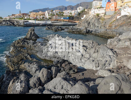 Vista della costa di Tenerife dal cluster di rocce nella piccola baia in quartiere residenziale all'angolo di Gonzalez, Sirena e P Foto Stock