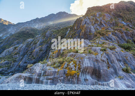 Bella curva formazioni rocciose scolpite dal ritiro del ghiacciaio Franz Josef, Isola del Sud, Nuova Zelanda Foto Stock