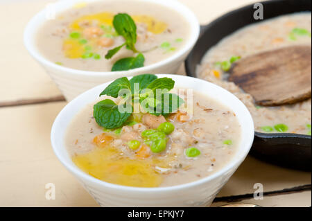 Sostanziosa del Medio Oriente e ceci Zuppa di orzo Foto Stock