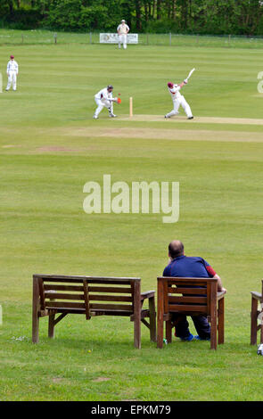 Villaggio partita di cricket a Tas-Valley Cricket Ground, Flordon, Norfolk, Inghilterra. Un uomo guarda Foto Stock