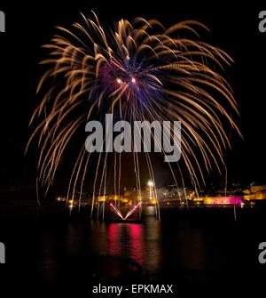 Fuochi d'artificio. Fuochi d'artificio colorati con sfondo di La Valletta, grande esplosione, casa di luce, riflessi verde su un'acqua di La Valletta Foto Stock