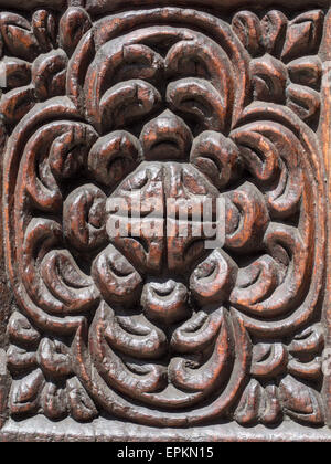 Close up foto di tipiche decorazioni intagliate con motivi floreali di un tradizionale vecchio porta di legno in Stone Town Zanzibar. Foto Stock