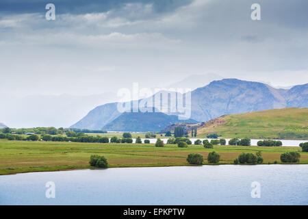 Il lago Wanaka con il sud delle Alpi in background. Otago, Isola del Sud, Nuova Zelanda Foto Stock