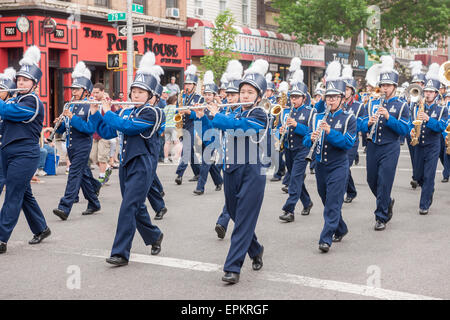 Forest Hills High School Marching Band nel 64th annuale del XVII può essere sfilata in Bay Ridge, Brooklyn, 17 maggio 2015, che celebra la Norvegia il giorno di costituzione. Bay Ridge, sebbene etnicamente diversi, è la casa di molte persone di patrimonio culturale scandinavo. Durante la seconda parte del XIX secolo e i primi anni del XX secolo molti marinai norvegesi si stabilirono a Bay Ridge. (© Richard B. Levine) Foto Stock