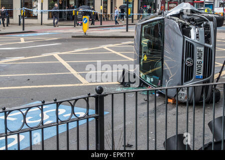 Londra, Regno Unito. 19 Maggio, 2015. Una VW auto si blocca sul suo lato in corrispondenza della giunzione di Balham Hill e di Clapham South. La Air Ambulance e motori Fire hanno assistito alla scena e ora è in fase di esame da parte di Polizia Stradale e documentato da un fotografo di polizia. Londra REGNO UNITO 19 maggio 2015. Credito: Guy Bell/Alamy Live News Foto Stock