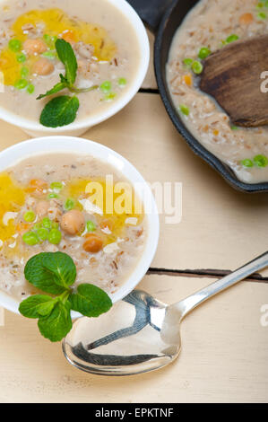 Sostanziosa del Medio Oriente e ceci Zuppa di orzo Foto Stock