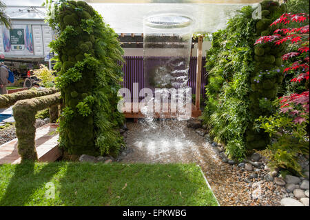 2015 RHS Chelsea Flower Show in apertura di giornata, Royal Hospital Chelsea, Londra, Regno Unito. 19 Maggio, 2015. Home: universo personale giardino da T's Garden Square, progettato da Fuminari Todaka, uno spazio privato per le famiglie con bambini. Credito: Malcolm Park editoriale/Alamy Live News Foto Stock