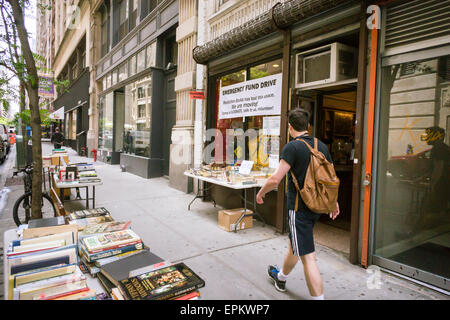 La premiere libraio indipendente per politici e socialmente rilevanti libri, libri di rivoluzione nel quartiere di Chelsea di New York Sabato, 16 maggio 2015. Il non-per-profitto bookstore è attualmente alla ricerca di un nuovo sito nel suo contratto di locazione è scaduto ed è il tentativo di sollevamento di $150.000 per finanziare la nuova posizione. (© Richard B. Levine) Foto Stock