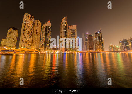 Dubai Marina grattacieli durante le ore notturne Foto Stock