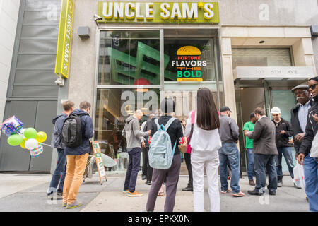 Lo zio Sam, il primo store negli Stati Uniti del sistema cinese di catena di fast food si apre sulla Fifth Avenue a Midtown al tempo propizio di 2:18 lunedì 18 maggio, 2015. Il New York flagship ristorante serve hamburger con un tocco asiatico loro utilizzando Cinese e Coreano ingredienti come salse e condimenti. (© Richard B. Levine) Foto Stock