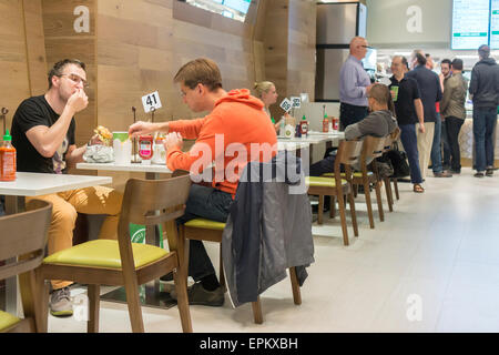 Lo zio Sam, il primo store negli Stati Uniti del sistema cinese di catena di fast food si apre sulla Fifth Avenue a Midtown al tempo propizio di 2:18 lunedì 18 maggio, 2015. Il New York flagship ristorante serve hamburger con un tocco asiatico loro utilizzando Cinese e Coreano ingredienti come salse e condimenti. (© Richard B. Levine) Foto Stock